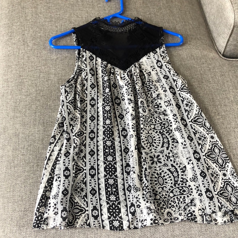EUC Black & White top